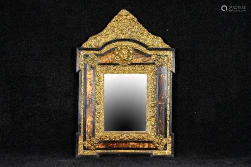 Miroir. Décor en métal repoussé, d'un masque dans ...;