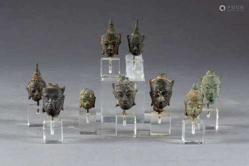 Collection de neuf petites Têtes de Bouddha. Bronz...;