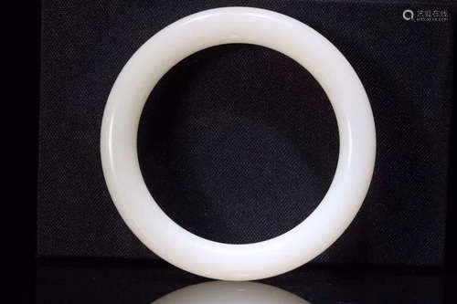 A CIRCULAR HETIAN JADE BANGLE