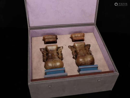 A PAIR OF HETIAN JADE EAR VASES OF CHILONG WITH COVERS