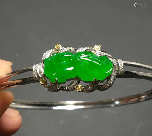 A GREEN JADEITE BRACELET OF GOLD FISH