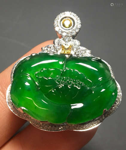 A GREEN JADEITE PENDANT OF PEONY