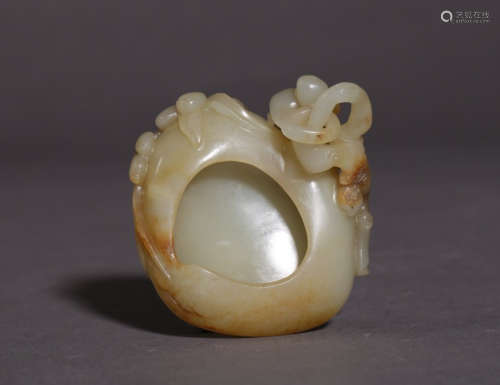 A HETIAN JADE PEN WASHER OF MONKEY&PEACH SHAPED