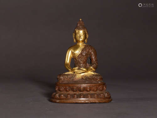 A GILT BRONZE SITTING BUDDHA ORNAMENT