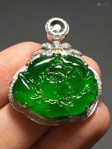 A GREEN JADEITE PENDANT OF PEONY