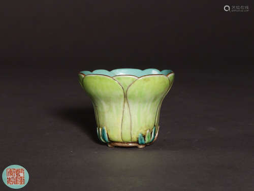 A QIANLONG MARK GREEN-GLAZED FLOWER SHAPED CUP