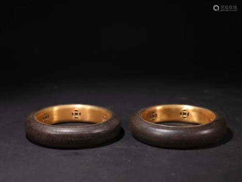 A PAIR OF CHENXIANG WOOD BANGLES WITH GILT SILVER EMBEDMENT AND PATTERNS