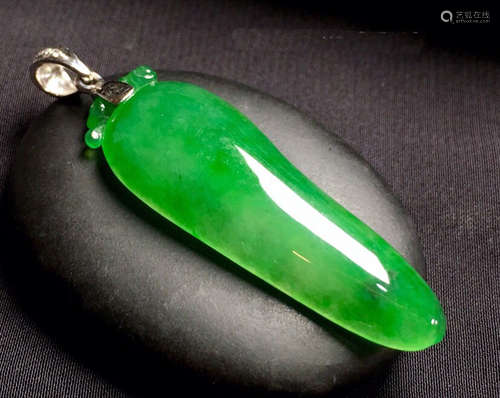 A GREEN JADEITE PENDANT OF PUMPKINN