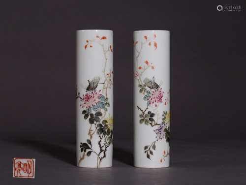 A PAIR OF MINGLIANG LI MARK PORCELAIN PEN HOLDERS WITH PLANT PATTERN