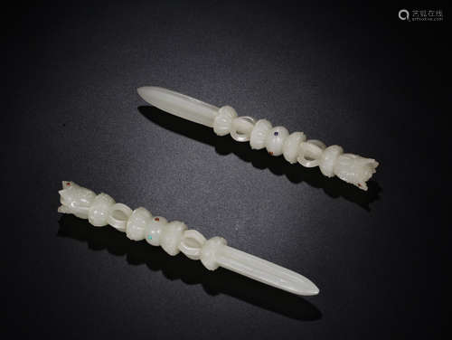 A PAIR OF HETIAN JADE PESTLE SHAPED ORNAMENTS