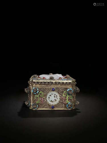 A GILT SILVER BOX WITH HETIAN JADE COVER