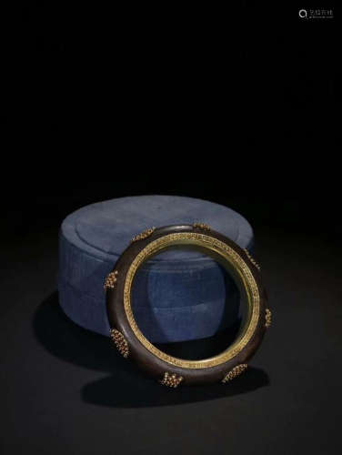 A CHENXIANG WOOD BANGLE EMBEDDED WITH GILT SILVER