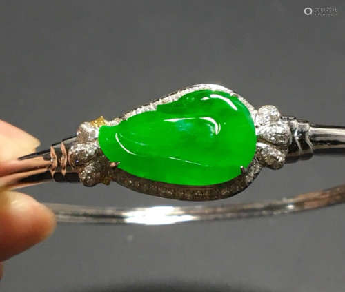 A GREEN JADEITE BRACELET OF SWAN