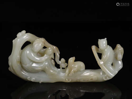 A HETIAN JADE ORNAMENT OF FIGURE SHAPED