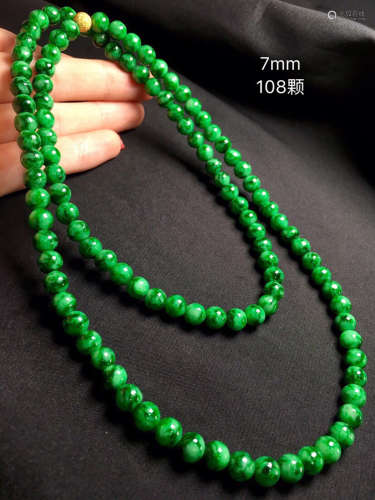 A CLAVICLE CHAIN NECKLACE MADE OF GREEN BEADS