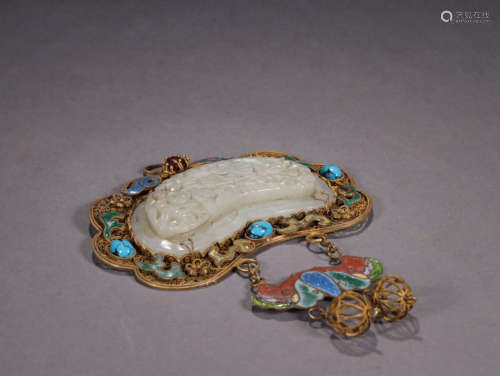 A WHITE JADE EMBEDED GILT SILVER GOLD LOCK