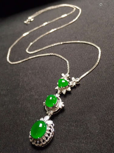 A CLAVICLE CHAIN NECKLACE WITH THREE GREEN GEMS