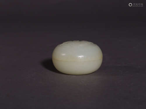 A HETIAN JADE BOX WITH PEACH PATTERN