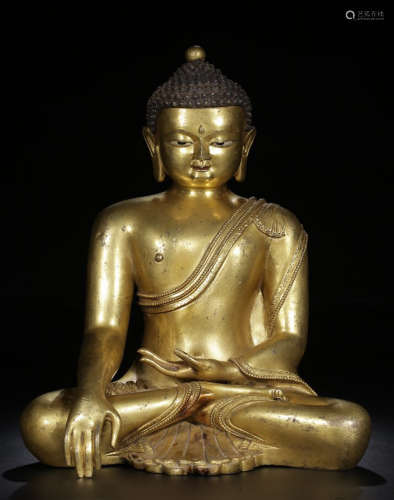 A GILT BRONZE SITTING BUDDHA ORNAMENT