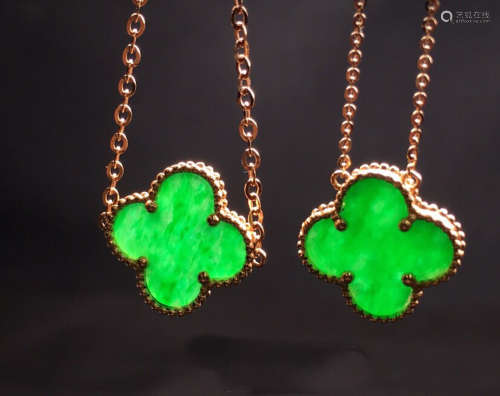 A GREEN CLAVICLE CHAIN NECKLACE OF FOUR-LEAF CLOVER