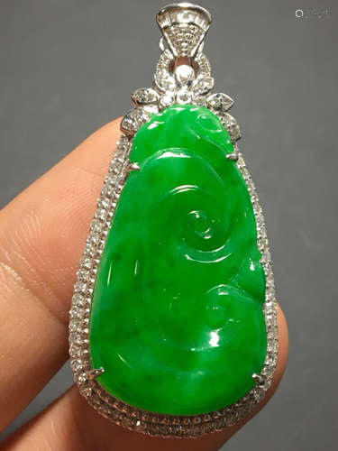 A GREEN JADEITE RUYI PENDANT