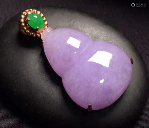 A GOURD PENDANT MADE OF VIOLET GEM