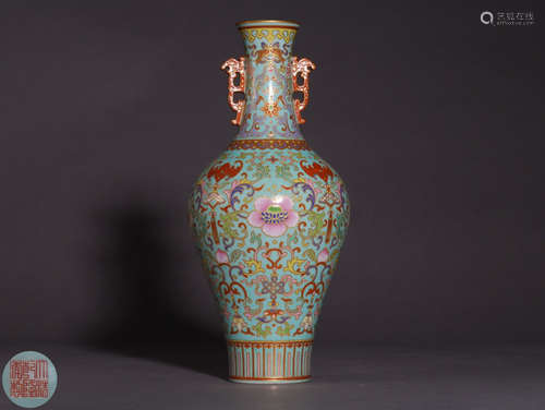 A QIANLONG MARK GREEN-GLAZED VASE WITH DRAGON PATTERN