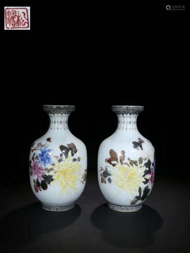 A PAIR OF FAMILLE ROSE VASES WITH FLOWER PATTERNS AND MARKING