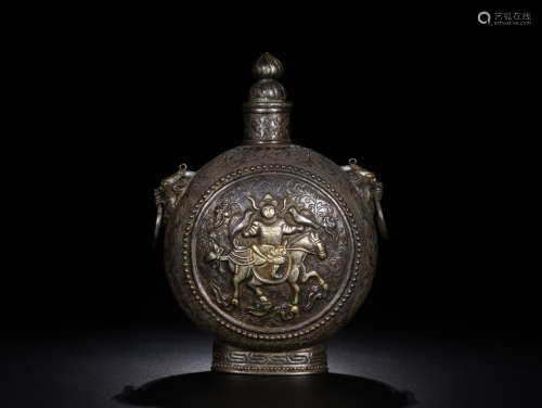 A GILT SILVER BOTTLE WITH FIGURE PATTERN