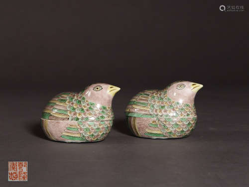 A PAIR OF QIANLONG MARK SU THREE-COLOR BIRD SHAPED BOXES