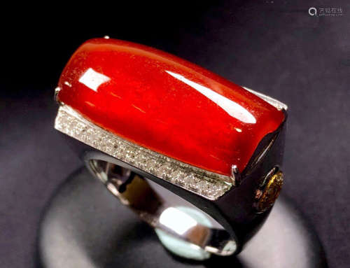 A RED JADEITE RING OF SADDLE