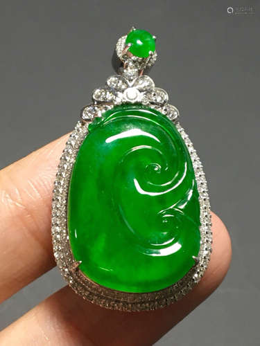 A GREEN JADEITE RUYI PENDANT