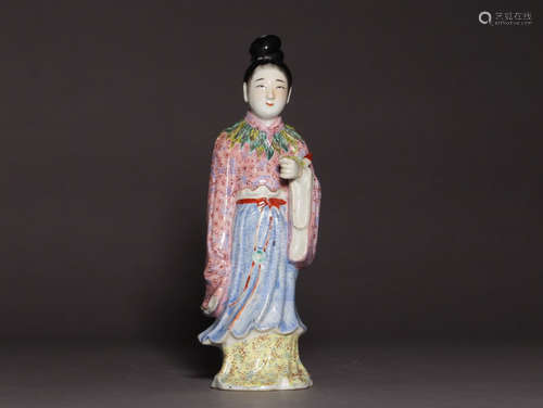 A FAMILLE ROSE PORCELAIN FIGURE STANDING ORNAMENT