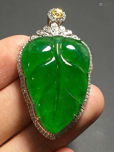 A GREEN JADEITE PENDANT OF LEAF