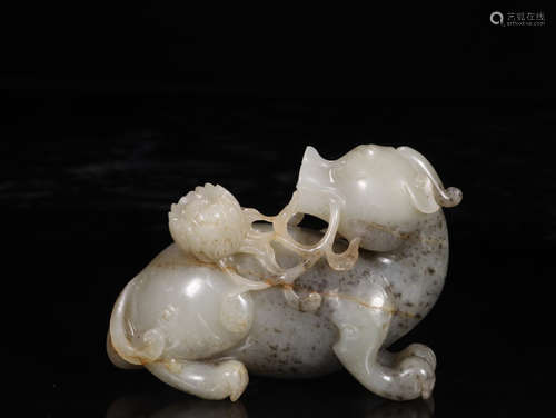 A HETIAN JADE ORNAMENT OF BEAST SHAPED