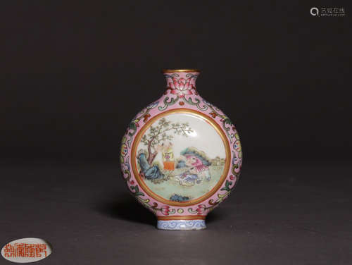 A QIANLONG MARK FAMILLE ROSE PORCELAIN SNUFF BOTTLE