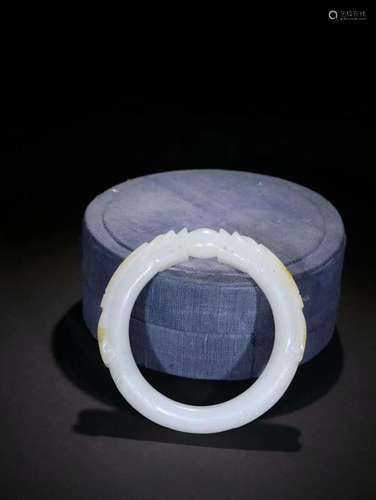 A HETIAN JADE BANGLE WITH DRAGON PATTERNS