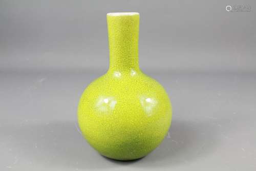 Chinese Crackle Glaze Lime Green Vase, approx 17 cm h