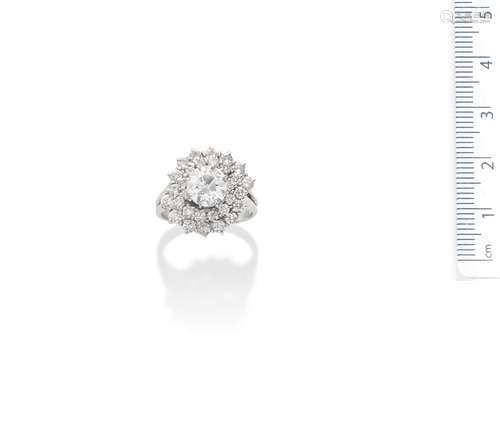 A diamond cluster ring