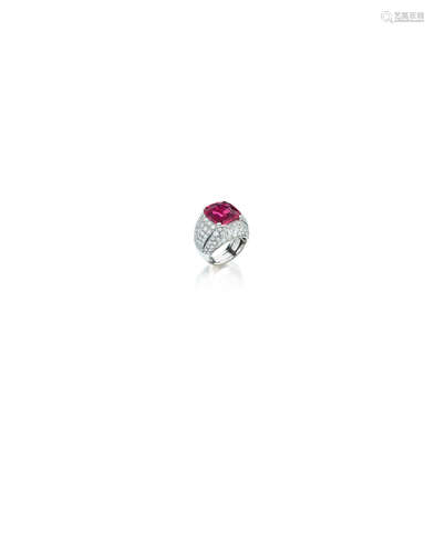 A spinel and diamond ring