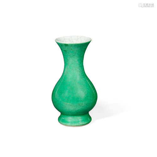 18th/19th century A green-glazed ge-type vase