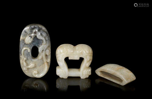 Song to Qing Dynasty A group of three jade fittings and pendants