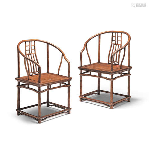 20th century A pair of huanghuali horseshoe-back chairs