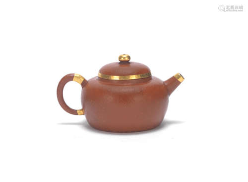 The teapot, six-character seal mark, 18th/19th century A yellow metal-mounted Yixing teapot and cover