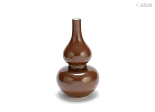 Qianlong seal mark, 19th century A café-au-lait-glazed double-gourd vase