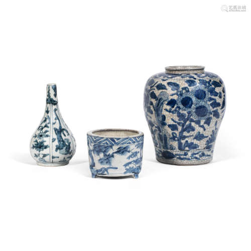 16th/17th century A group of three Swatow blue and white wares