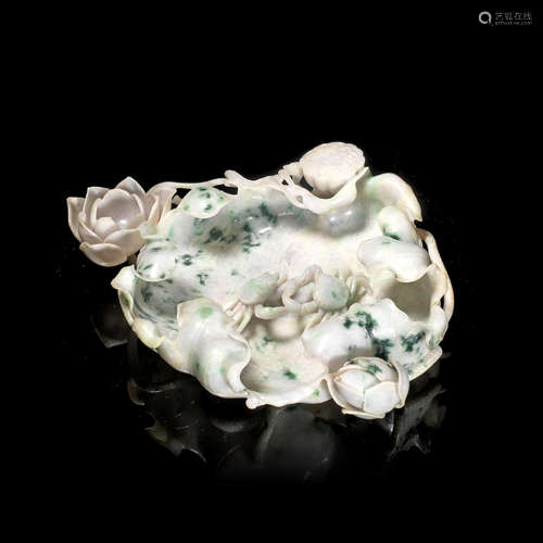 20th century A large carved jadeite 'lotus leaf and crabs' brush washer