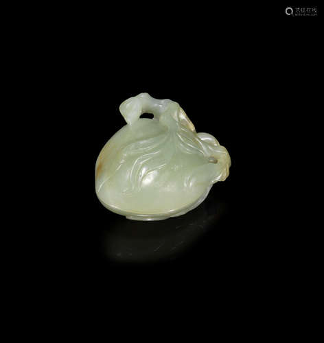 19th century A green jade peach-form box and cover