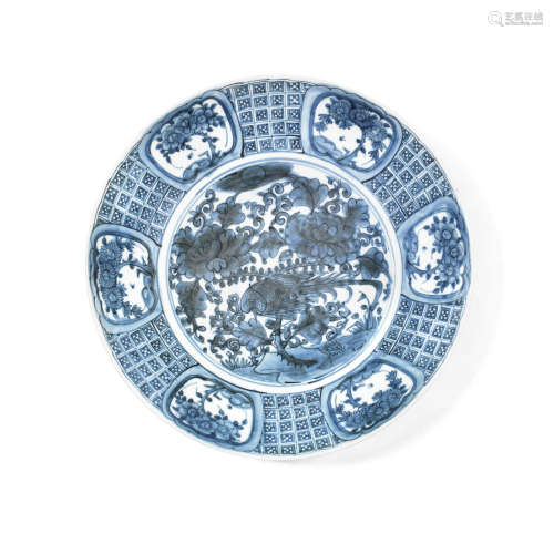 16th/17th century A large 'Swatow' blue and white charger
