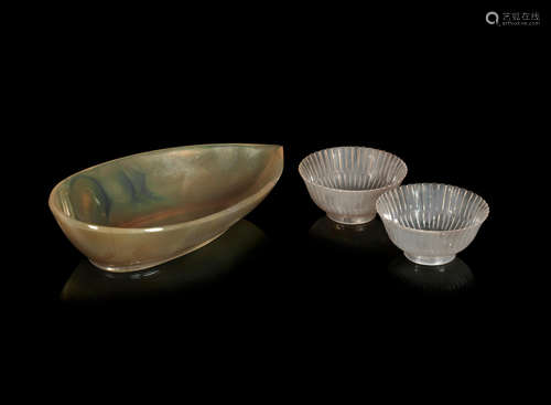 18th/19th century An agate libation cup and a pair of agate 'chrysanthemum' wine cups